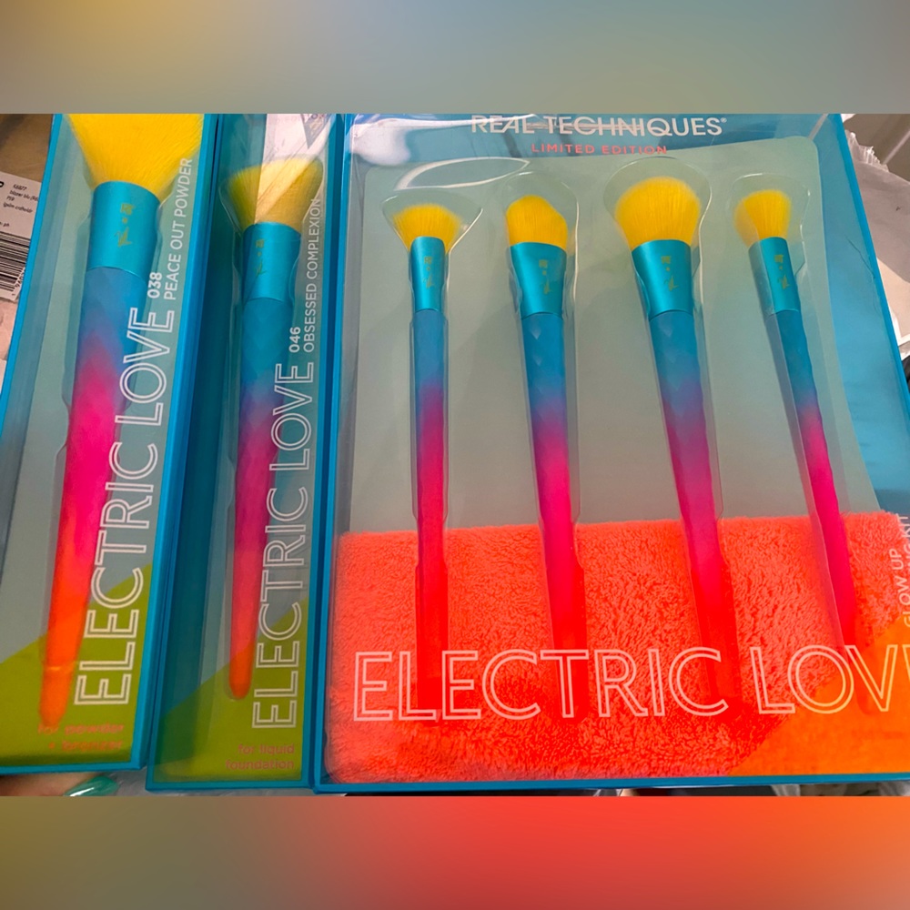 Real Techniques full Electric Love set.